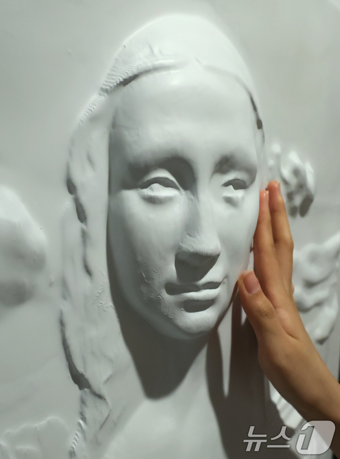 본문 이미지 - 4일 서울 종로구 한국장애인문화예술원 이음갤러리에서 열린 시각장애인을 위한 어두운 미술관 '감각; 예술을 만나는 또 다른 방법' 전시에서 관계자들이 색채를 빼고 3D로 구현된 명화를 만져보고 있다. 2025.9.4/뉴스1 ⓒ News1 장수영 기자