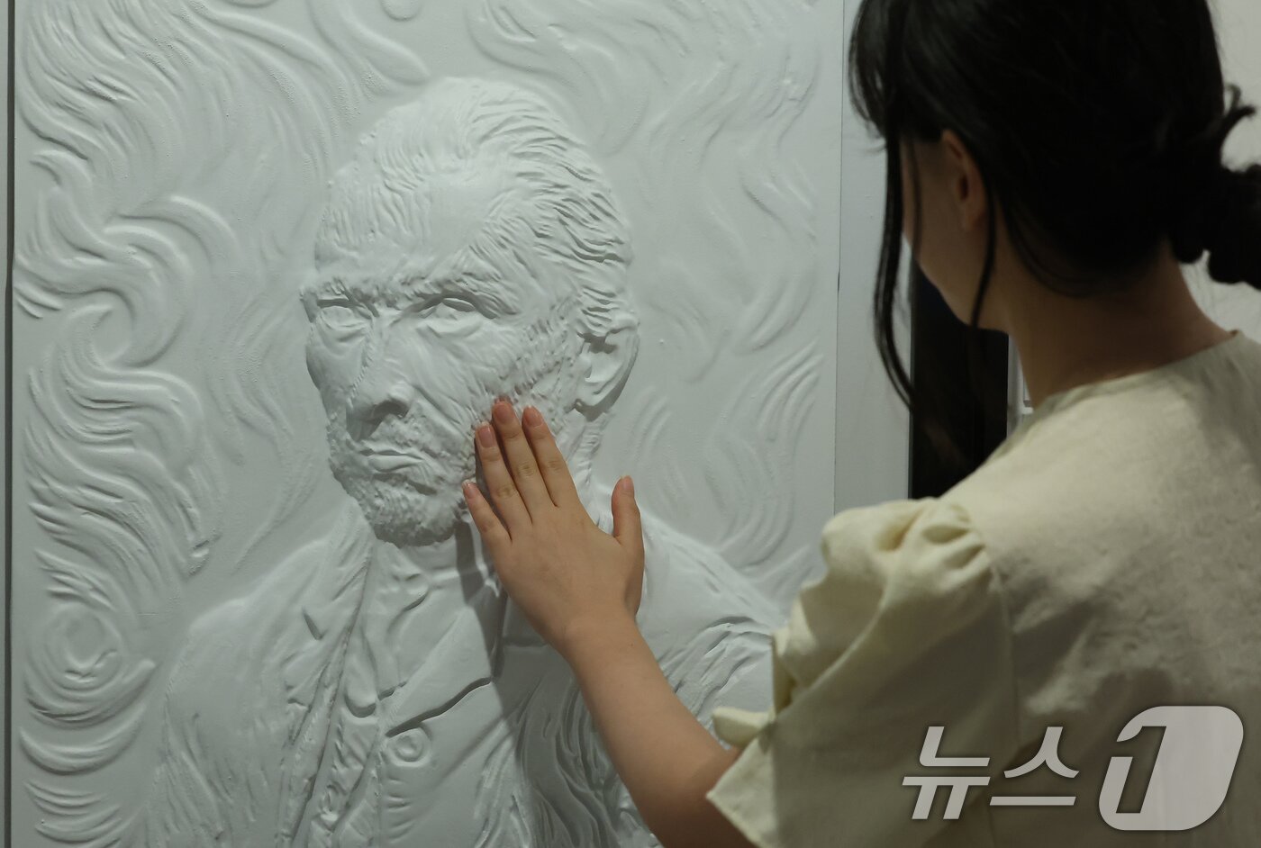 본문 이미지 - 4일 서울 종로구 한국장애인문화예술원 이음갤러리에서 열린 시각장애인을 위한 어두운 미술관 '감각; 예술을 만나는 또 다른 방법' 전시에서 관계자들이 색채를 빼고 3D로 구현된 명화를 만져보고 있다. 2025.9.4/뉴스1 ⓒ News1 장수영 기자