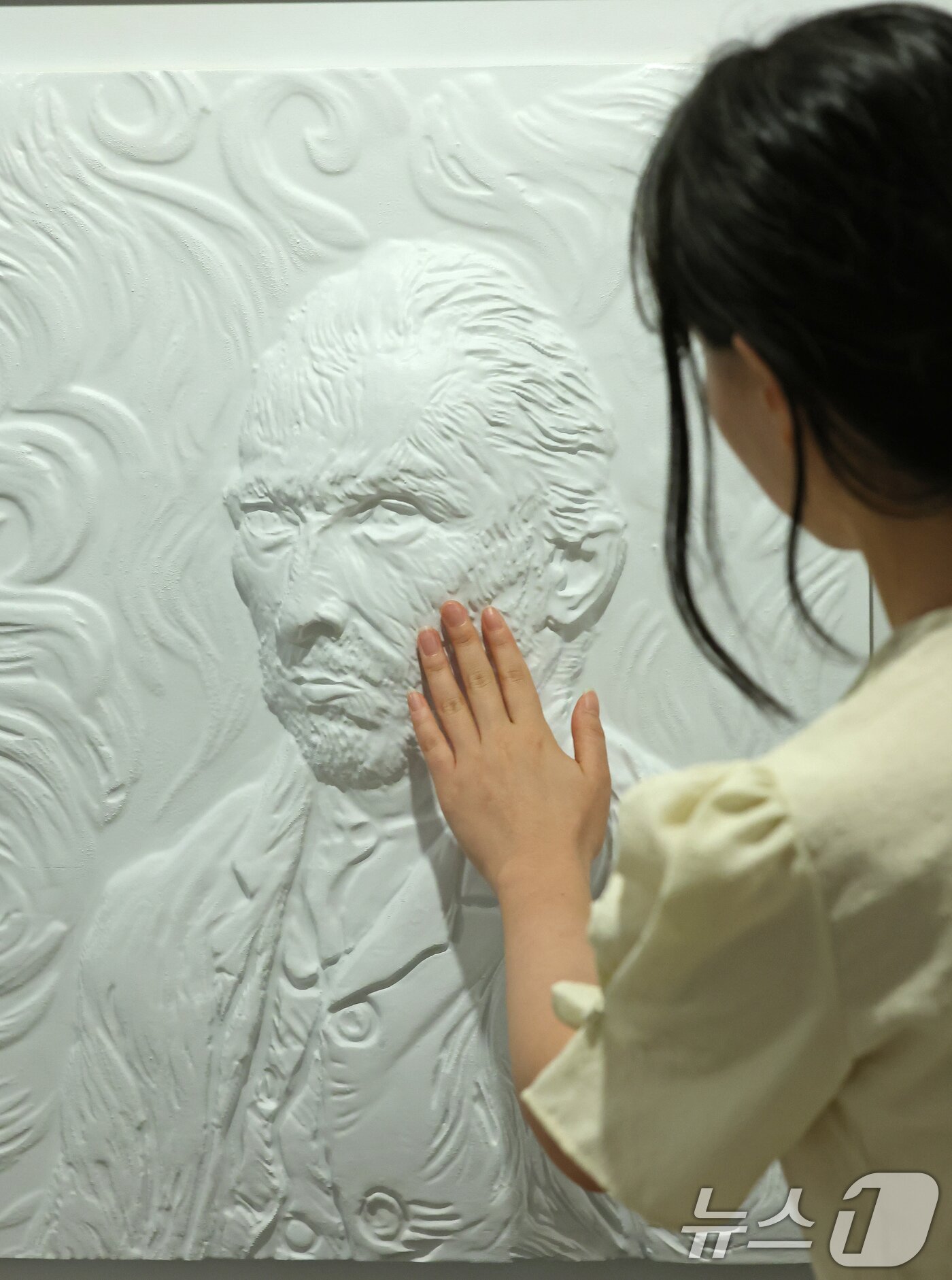 본문 이미지 - 4일 서울 종로구 한국장애인문화예술원 이음갤러리에서 열린 시각장애인을 위한 어두운 미술관 '감각; 예술을 만나는 또 다른 방법' 전시에서 관계자들이 색채를 빼고 3D로 구현된 명화를 만져보고 있다. 2025.9.4/뉴스1 ⓒ News1 장수영 기자