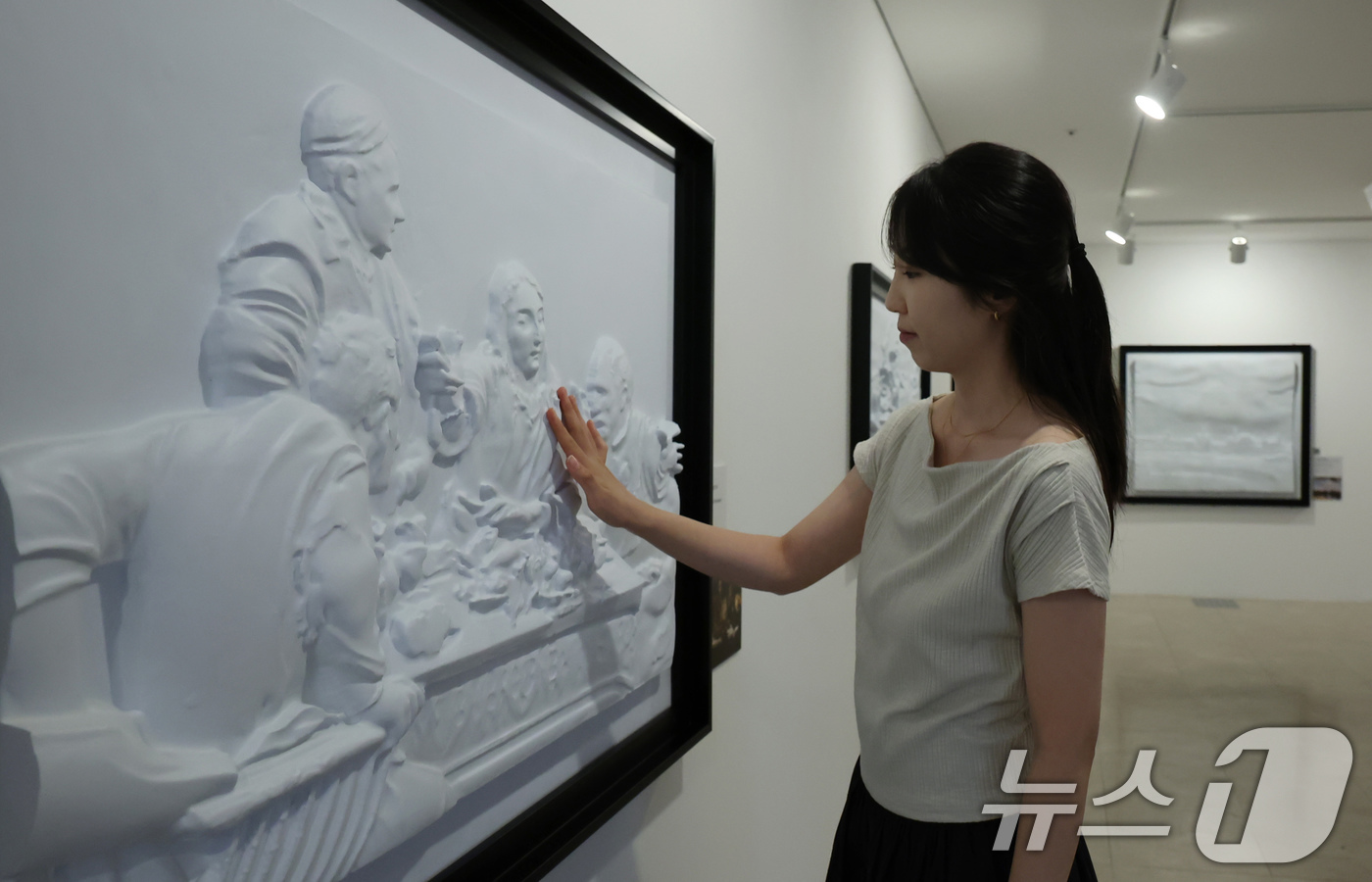 (서울=뉴스1) 장수영 기자 = 4일 서울 종로구 한국장애인문화예술원 이음갤러리에서 열린 시각장애인을 위한 어두운 미술관 '감각; 예술을 만나는 또 다른 방법' 전시에서 관계자들이 …