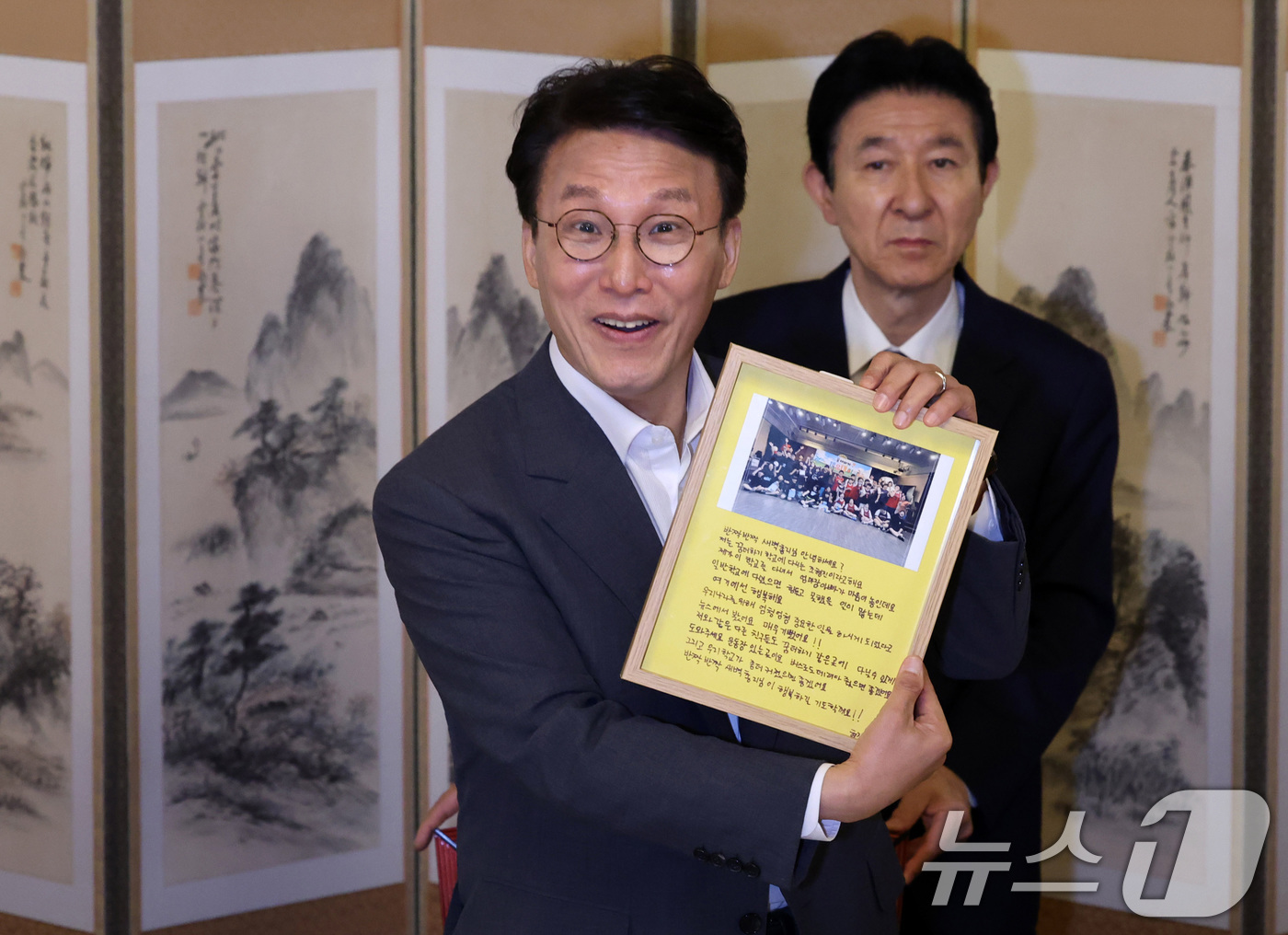 (서울=뉴스1) 김성진 기자 = 김민석 국무총리가 4일 오후 서울 종로구 총리공관에서 열린 발달장애인 가족 초청 행사에서 선물 받은 액자를 들어보고 있다. (공동취재) 2025.9 …