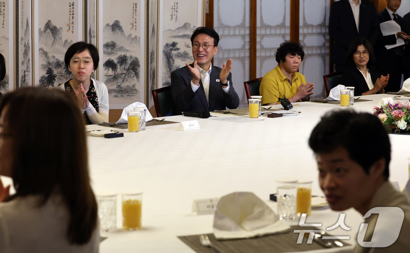 (서울=뉴스1) 김성진 기자 = 김민석 국무총리가 4일 오후 서울 종로구 총리공관에서 열린 발달장애인 가족 초청 행사에서 프라임 하모니 합창단의 식전공연을 보고 박수를 치고 있다. …
