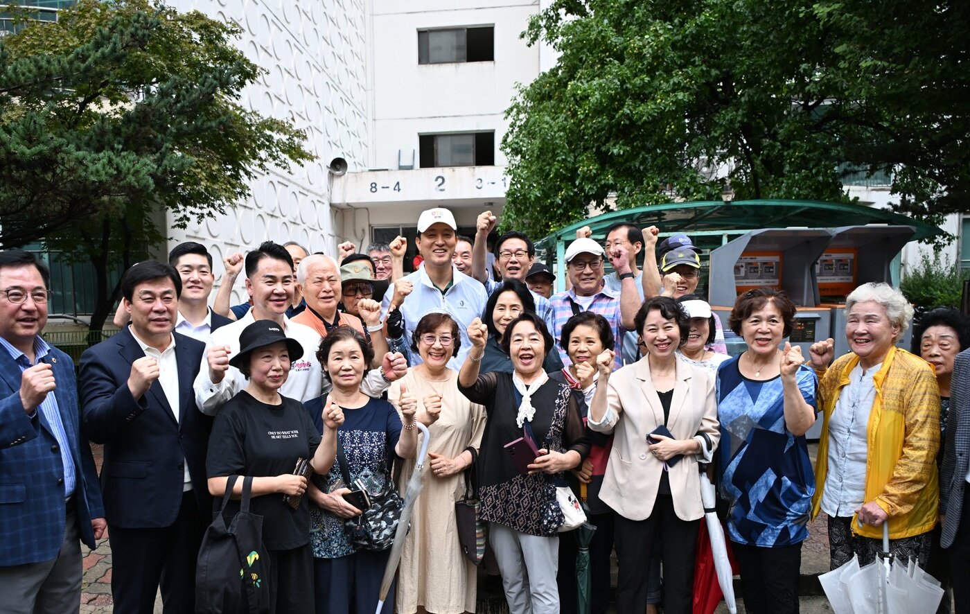 본문 이미지 - 오세훈 서울시장이 4일 오전 준공업지역 법적 상한용적율 도입 1호 대상지로 선정된 도봉구 '삼환도봉아파트'에서 지역 주민들과 기념 촬영을 하고 있다.(서울시 제공)  뉴스1 ⓒ News1 