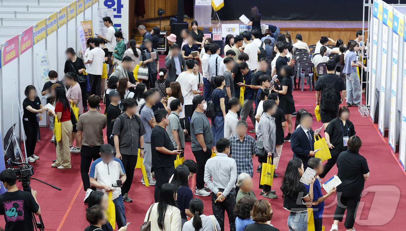 (완주=뉴스1) 유경석 기자 = 2025 완주군 일자리 박람회가 열린 4일 전북 완주군 우석대학교 체육관에 마련된 박람회장이 구직자들로 북적이고 있다. 2025.9.4/뉴스1