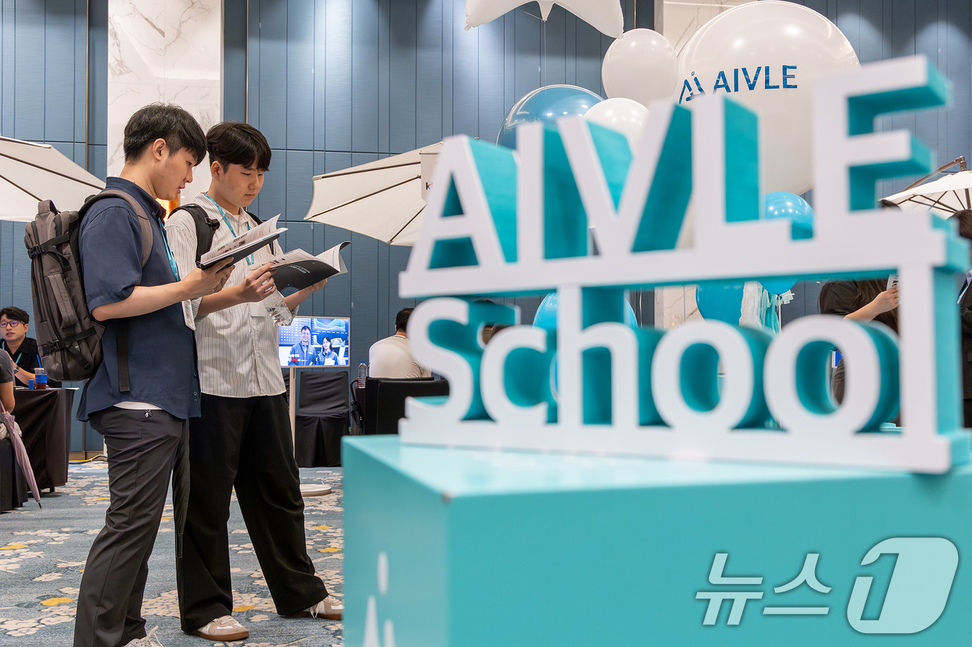 (서울=뉴스1) = KT가 서울 송파구 소피텔 앰배서더 서울에서 '에이블스쿨' 7기 교육생 400여명과 채용을 원하는 KT그룹사 및 스타트업 등이 참가한 잡페어를 열었다고 4일 밝 …