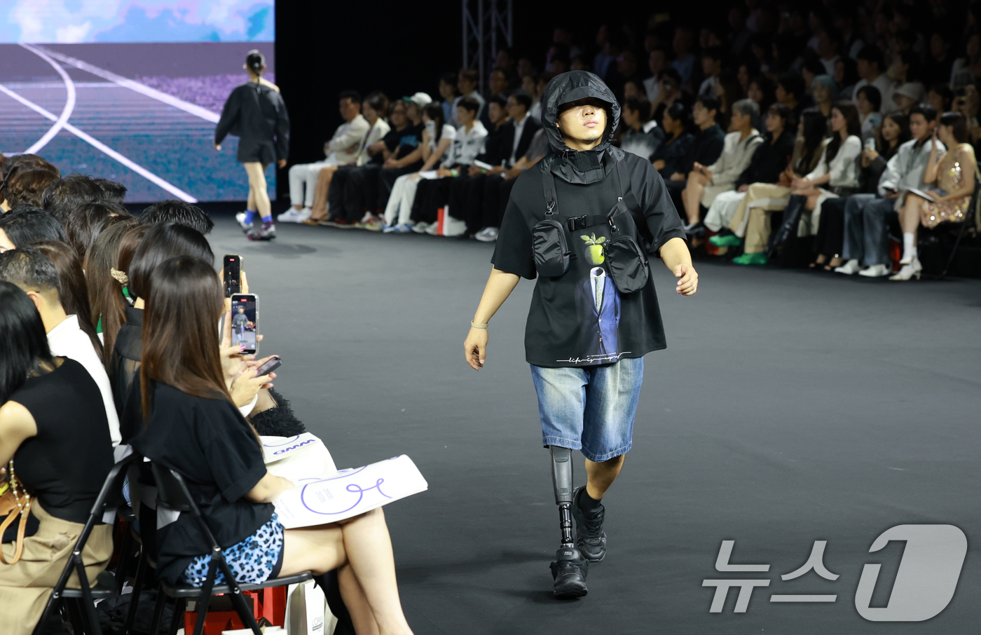 (서울=뉴스1) 권현진 기자 = 4일 서울 중구 동대문디자인플라자(DDP)에서 열린 2026 S/S서울패션위크 라이(LIE) 패션쇼에서 외발의 비보이 김완혁이 화려한 런웨이를 선보 …