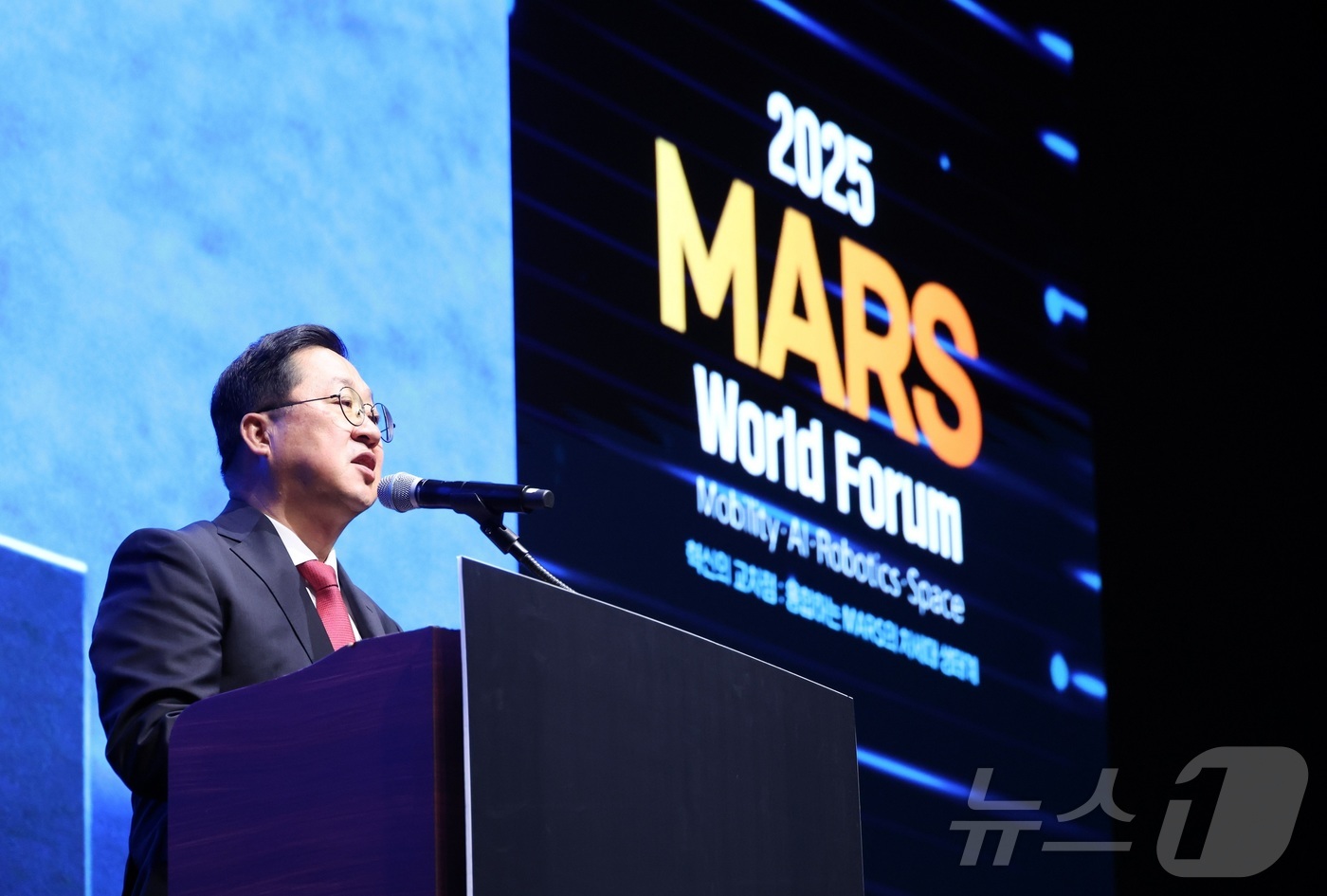 (대전=뉴스1) 이동원 기자 = 대전시는 4일 호텔 ICC 그랜드볼룸에서 ‘제5회 마스(MARS) 월드포럼’을 성대히 개최했다.이장우 대전시장은 이날 축사에서 “첨단 기술 분야 산 …