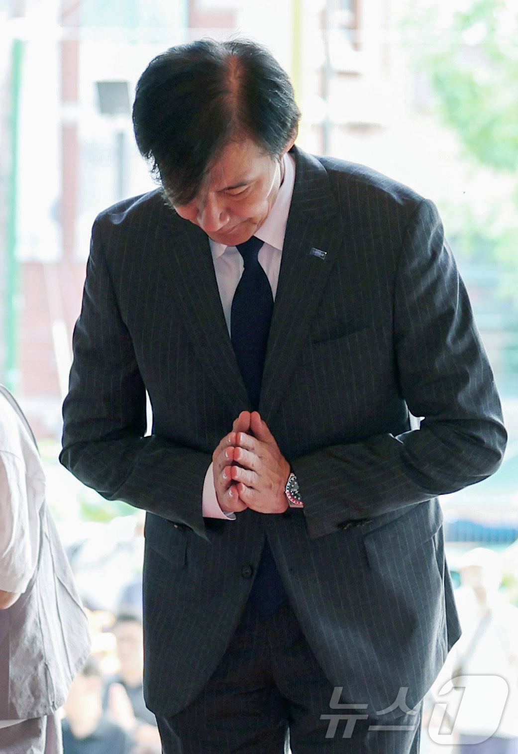 (서울=뉴스1) 김민지 기자 = 조국 조국혁신당 혁신정책연구원장이 4일 대한불교조계종 총무원장 진우스님을 예방하기 앞서 서울 종로구 조계사 대웅전에서 참배하고 있다. (공동취재) …