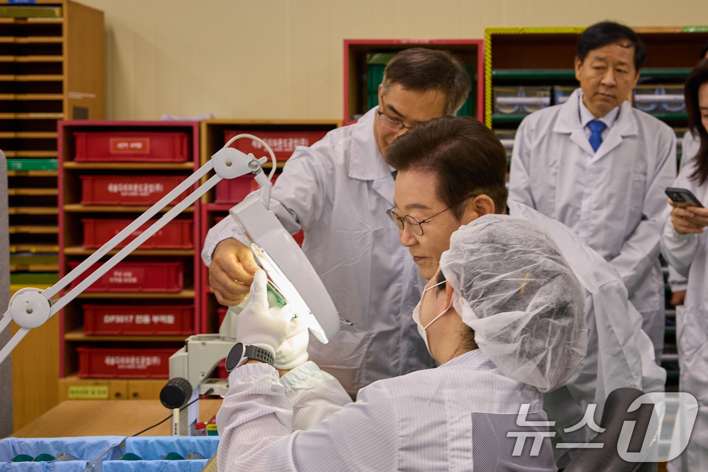 (서울=뉴스1) 이재명 기자 = 이재명 대통령이 지난 3일 경기 안산시 새솔다이아몬드공업을 방문해 현장을 둘러보고 있다. (이재명 대통령 SNS. 재판매 및 DB 금지) 2025. …