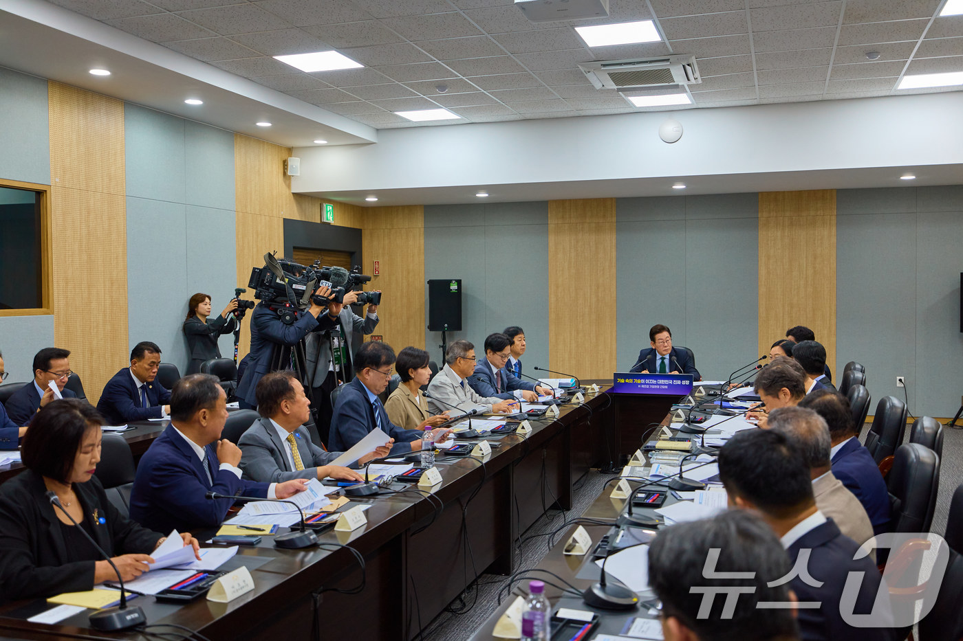 (서울=뉴스1) 이재명 기자 = 이재명 대통령이 지난 3일 경기 안산시 새솔다이아몬드공업에서 열린 K-제조업 기업현장 간담회에서 참석자들의 발언을 듣고 있다. (이재명 대통령 SN …