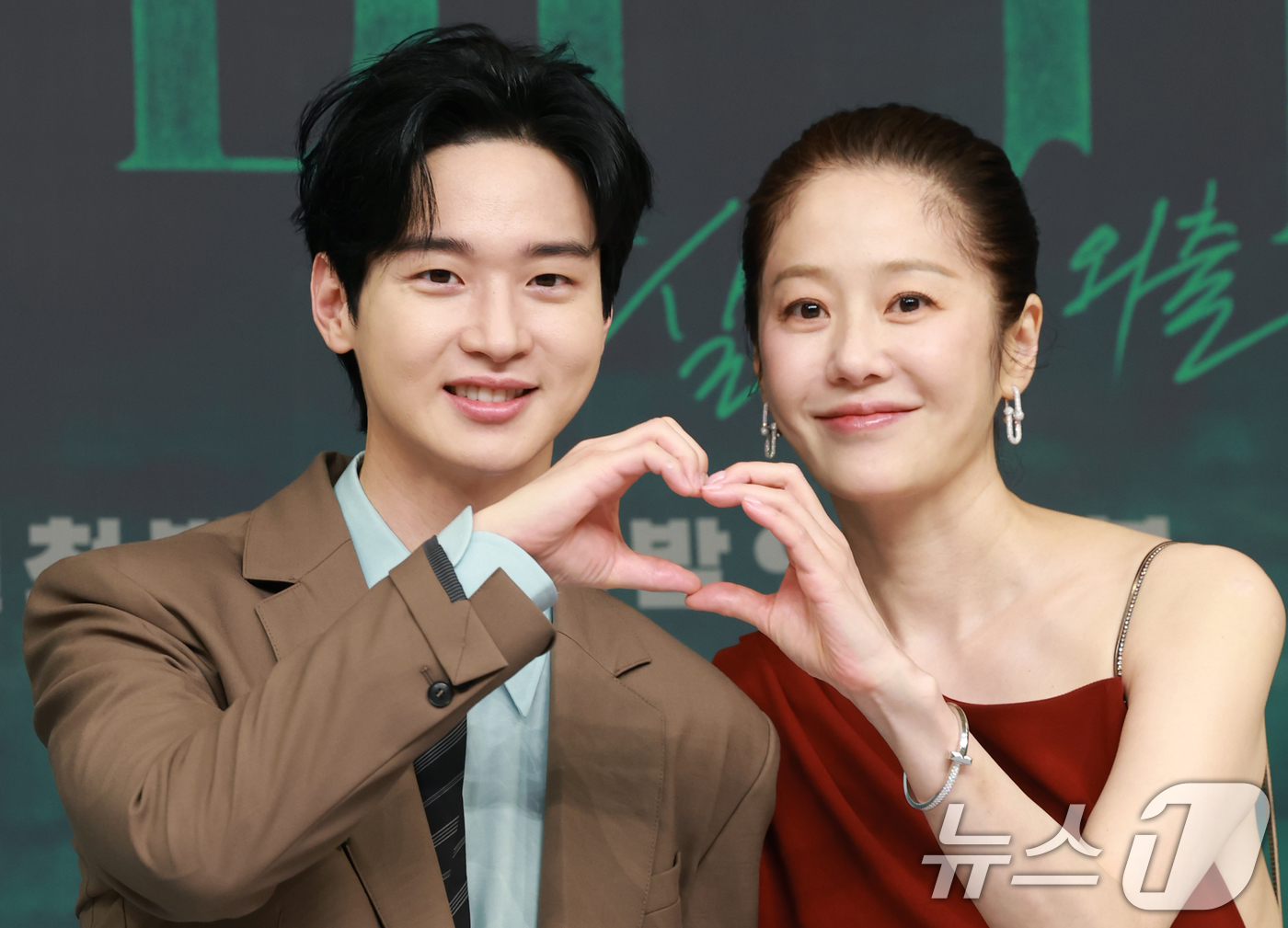 (서울=뉴스1) 권현진 기자 = 배우 장동윤과 고현정(오른쪽)이 4일 오후 서울 목동 SBS에서 열린 금토드라마 '사마귀: 살인자의 외출'(연출 변영주/극본 이영종) 제작발표회에 …