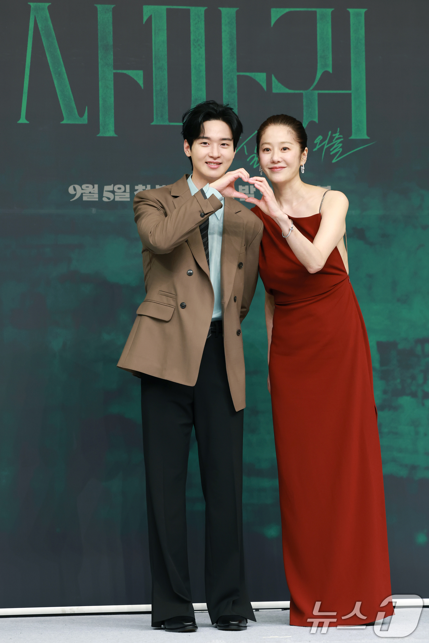 (서울=뉴스1) 권현진 기자 = 배우 장동윤과 고현정(오른쪽)이 4일 오후 서울 목동 SBS에서 열린 금토드라마 '사마귀: 살인자의 외출'(연출 변영주/극본 이영종) 제작발표회에 …