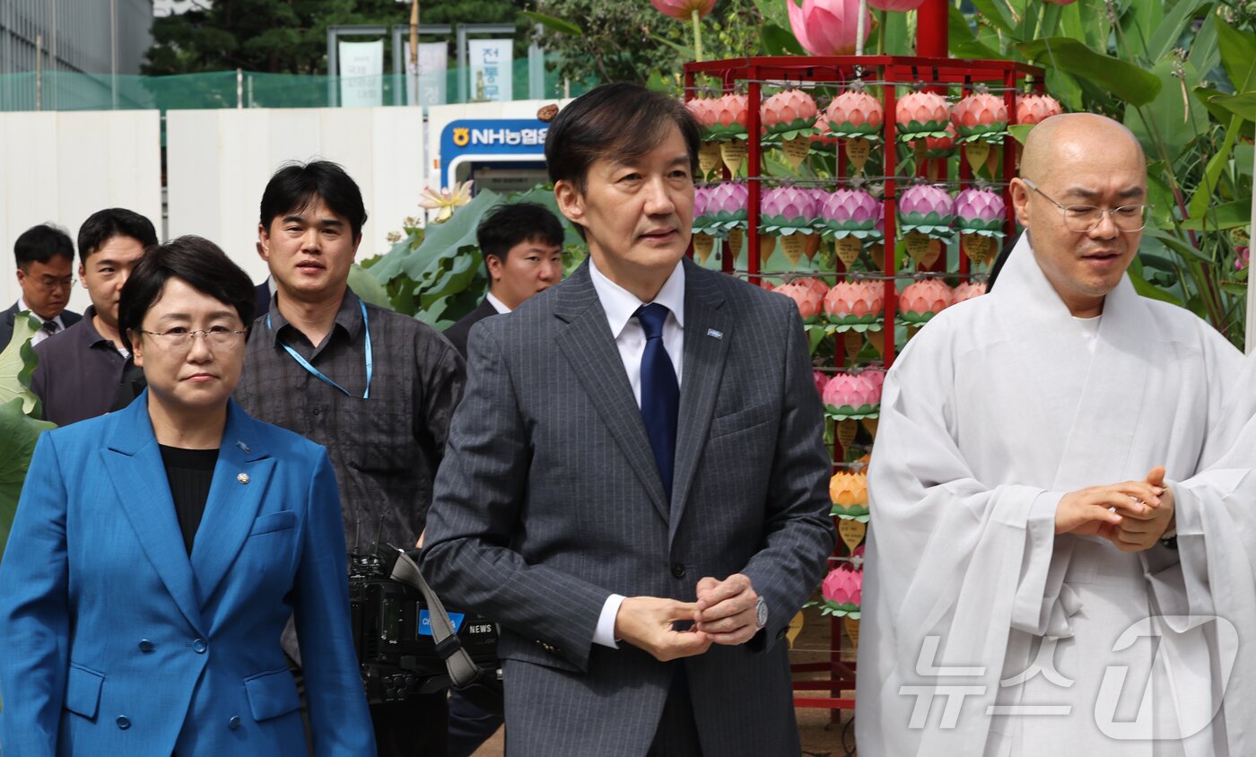 본문 이미지 - 조국 조국혁신당 혁신정책연구원장이 4일 오후 서울 종로구 조계사에서 총무원장 진우스님을 예방하기 위해 이동하고 있다. (공동취재) 2025.9.4/뉴스1 ⓒ News1 김민지 기자