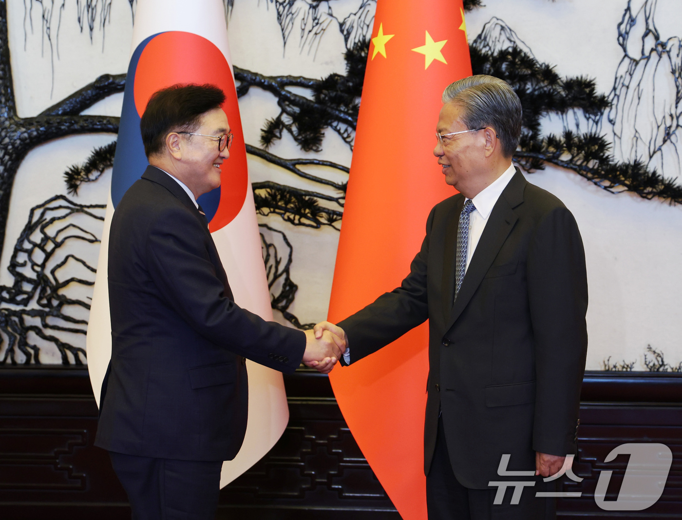 (서울=뉴스1) 이승배 기자 = 우원식 국회의장이 4일(현지시간) 중국 베이징 인민대회당에서 자오 러지 전국인민대표대회 상무위원장을 만나 악수하고 있다. (국회의장실 제공. DB …