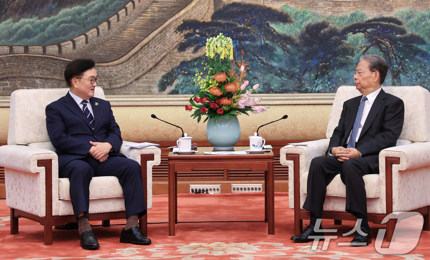 (서울=뉴스1) 이승배 기자 = 우원식 국회의장이 4일(현지시간) 중국 베이징 인민대회당에서 자오 러지 전국인민대표대회 상무위원장과 면담하고 있다. (국회의장실 제공. DB 및 재 …