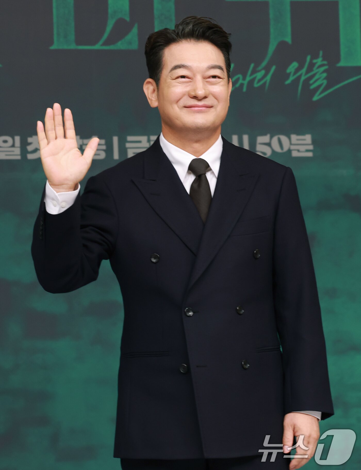 본문 이미지 - 배우 조성하가 4일 오후 서울 목동 SBS에서 열린 금토드라마 '사마귀: 살인자의 외출'(연출 변영주/극본 이영종) 제작발표회에 참석해 포즈를 취하고 있다.2025.9.4/뉴스1 ⓒ News1 권현진 기자