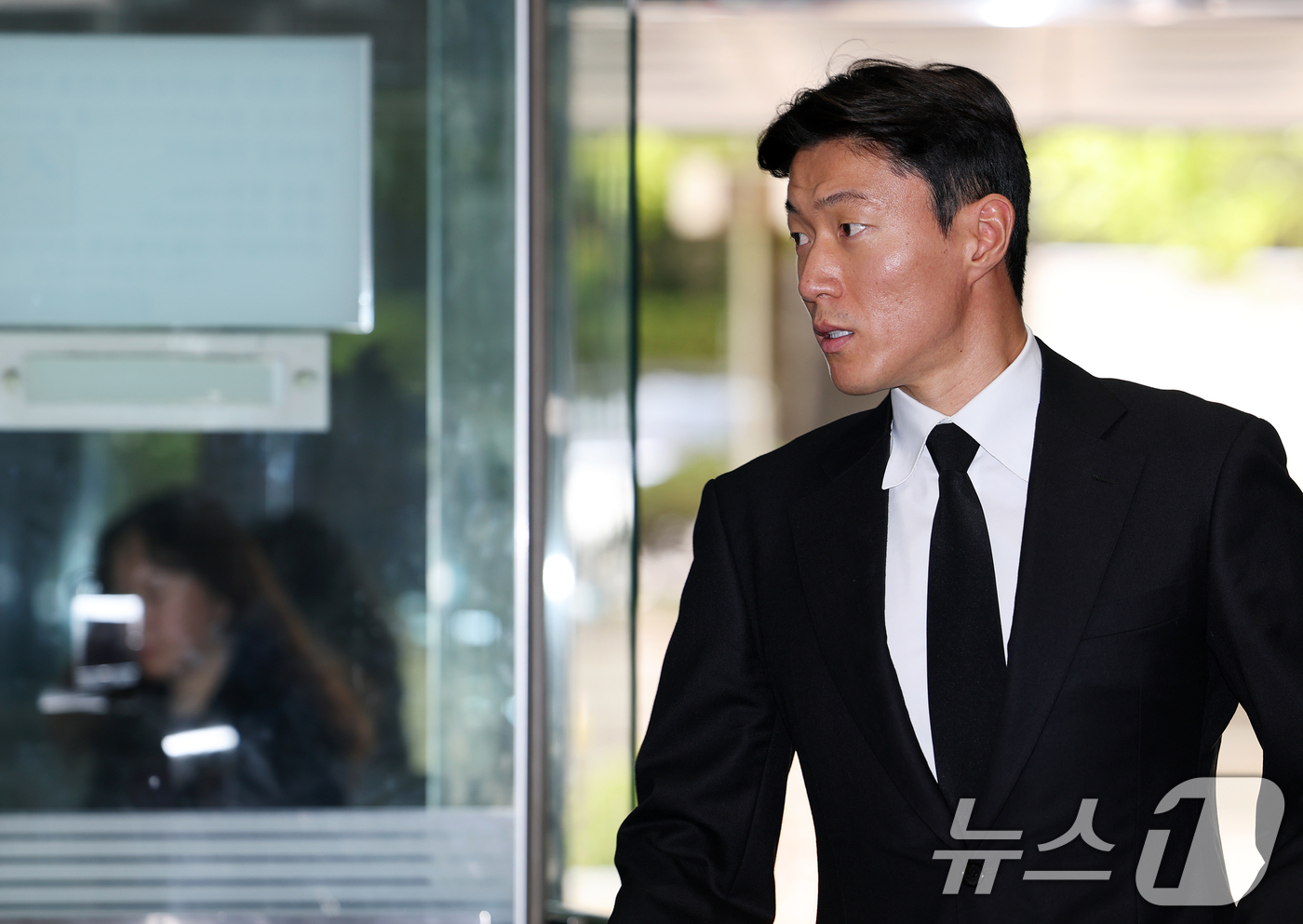 (서울=뉴스1) 오대일 기자 = 불법 촬영 혐의를 받는 축구선수 황의조(33·알라니아스포르)가 4일 오후 서울 서초구 서울중앙지방법원에서 열린 성폭력범죄의처벌등에관한특례법위반(카메 …