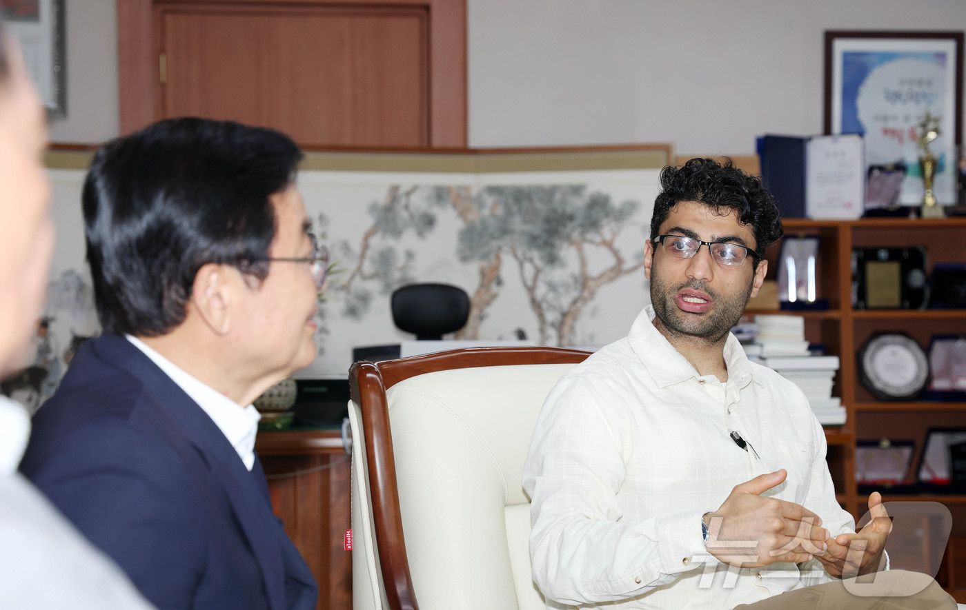 (광주=뉴스1) 박지현 기자 = 4일 미국 존스홉킨스대학 수석교수이자 나사(미 항공우주국) 협력 리더인 알하산 야신 박사가 북구청을 방문해 문인 북구청장과 광주 AI발전 방향과 스 …