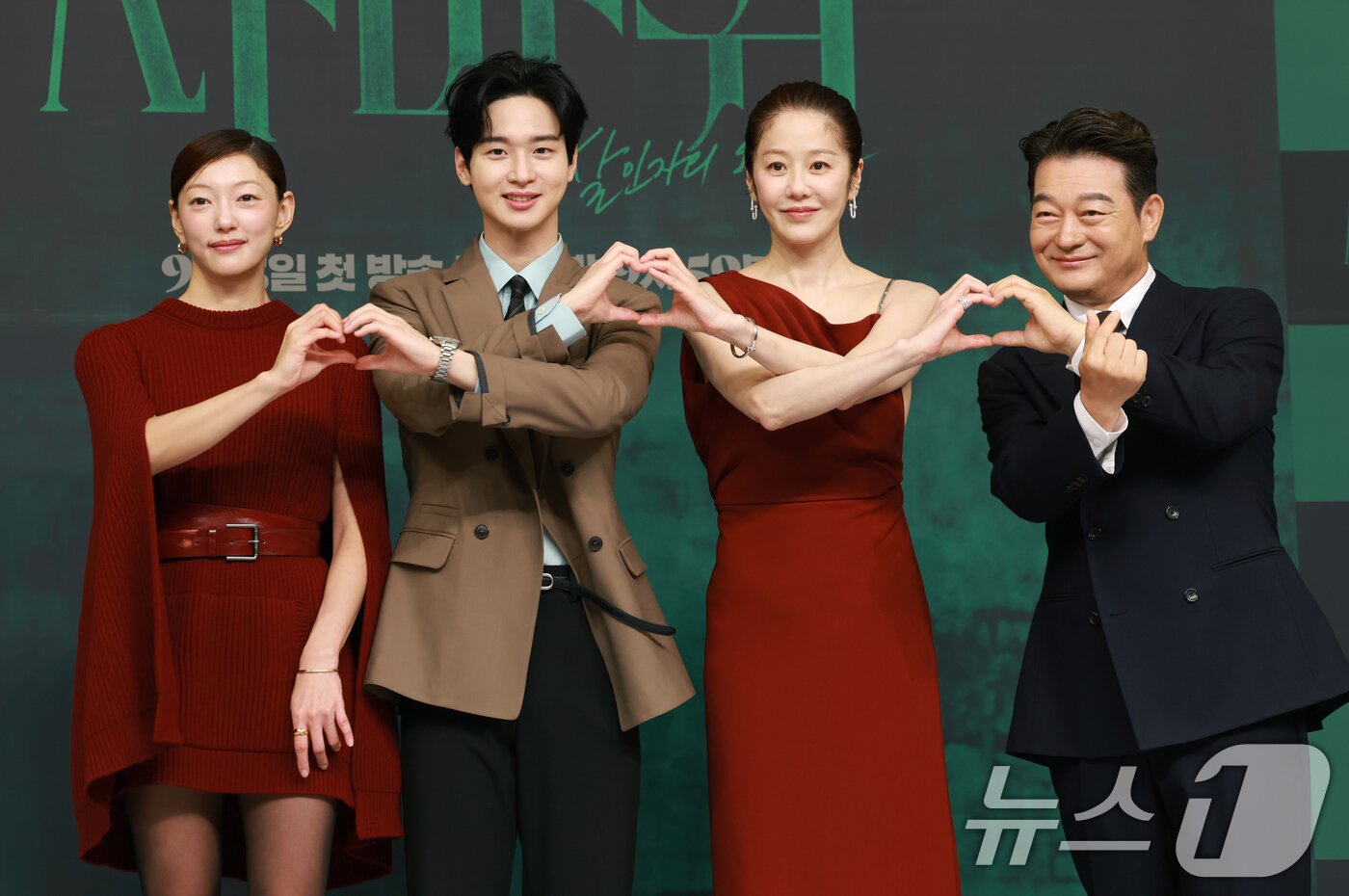 본문 이미지 - 배우 이엘(왼쪽부터)과 장동윤, 고현정, 조성하가 4일 오후 서울 목동 SBS에서 열린 금토드라마 '사마귀: 살인자의 외출'(연출 변영주/극본 이영종) 제작발표회에 참석해 포즈를 취하고 있다. '사마귀: 살인자의 외출'은 잔혹한 연쇄살인마 '사마귀'가 잡힌 지 20여 년이 지나 모방범죄가 발생하고, 이 사건 해결을 위해 한 형사가 평생 증오한 '사마귀'인 엄마와 예상 못 한 공조를 펼치며 벌어지는 고밀도 범죄 스릴러다. 2025.9.4/뉴스1 ⓒ News1 권현진 기자