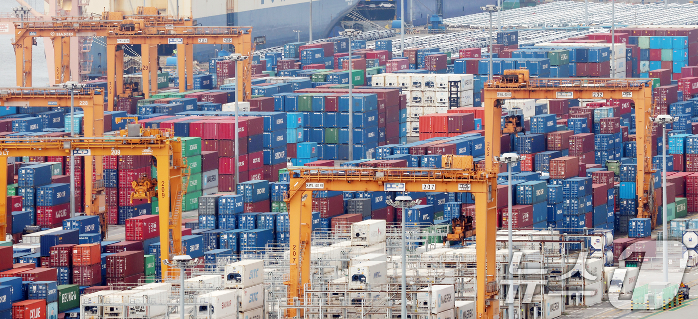 (평택=뉴스1) 김영운 기자 = 한국은행이 4일 발표한 '2025년 7월 국제수지'에 따르면 경상수지는 107억 8000만 달러 흑자를 기록하면서 27개월 연속 흑자 행진을 이어갔 …