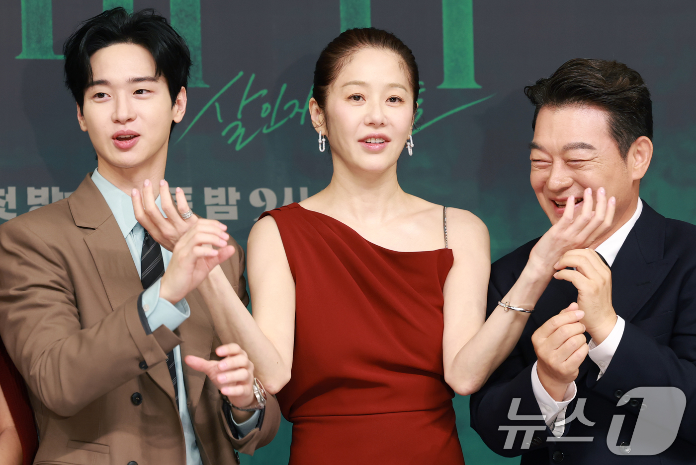 (서울=뉴스1) 권현진 기자 = 배우 장동윤(왼쪽부터)과 고현정, 조성하가 4일 오후 서울 목동 SBS에서 열린 금토드라마 '사마귀: 살인자의 외출'(연출 변영주/극본 이영종) 제 …