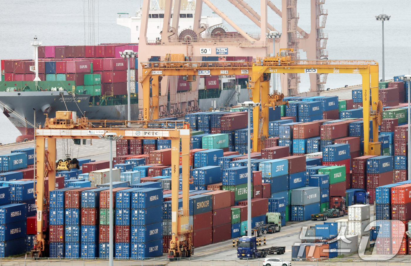 (평택=뉴스1) 김영운 기자 = 한국은행이 4일 발표한 '2025년 7월 국제수지'에 따르면 경상수지는 107억 8000만 달러 흑자를 기록하면서 27개월 연속 흑자 행진을 이어갔 …