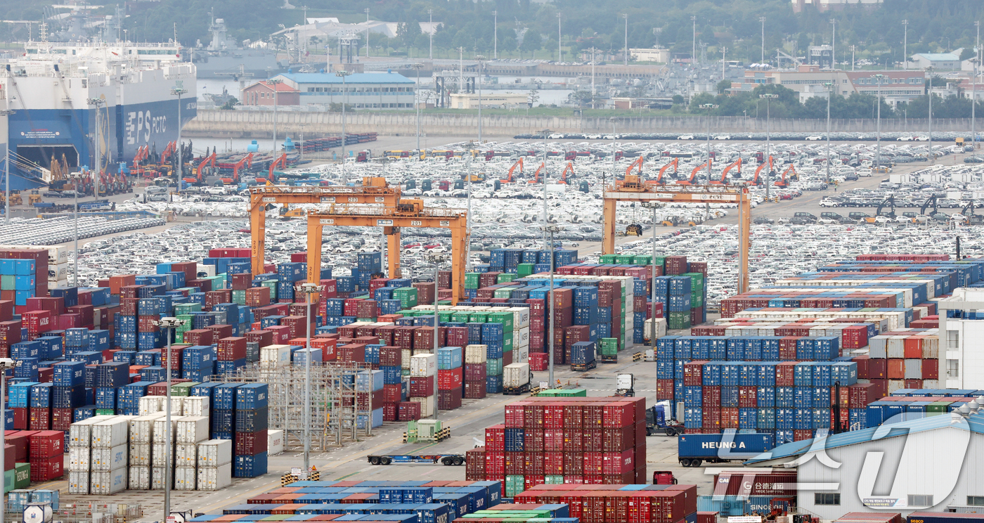 (평택=뉴스1) 김영운 기자 = 한국은행이 4일 발표한 '2025년 7월 국제수지'에 따르면 경상수지는 107억 8000만 달러 흑자를 기록하면서 27개월 연속 흑자 행진을 이어갔 …