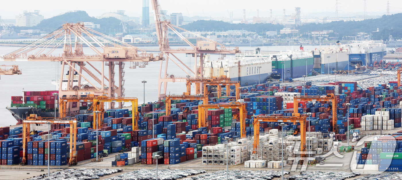 (평택=뉴스1) 김영운 기자 = 한국은행이 4일 발표한 '2025년 7월 국제수지'에 따르면 경상수지는 107억 8000만 달러 흑자를 기록하면서 27개월 연속 흑자 행진을 이어갔 …