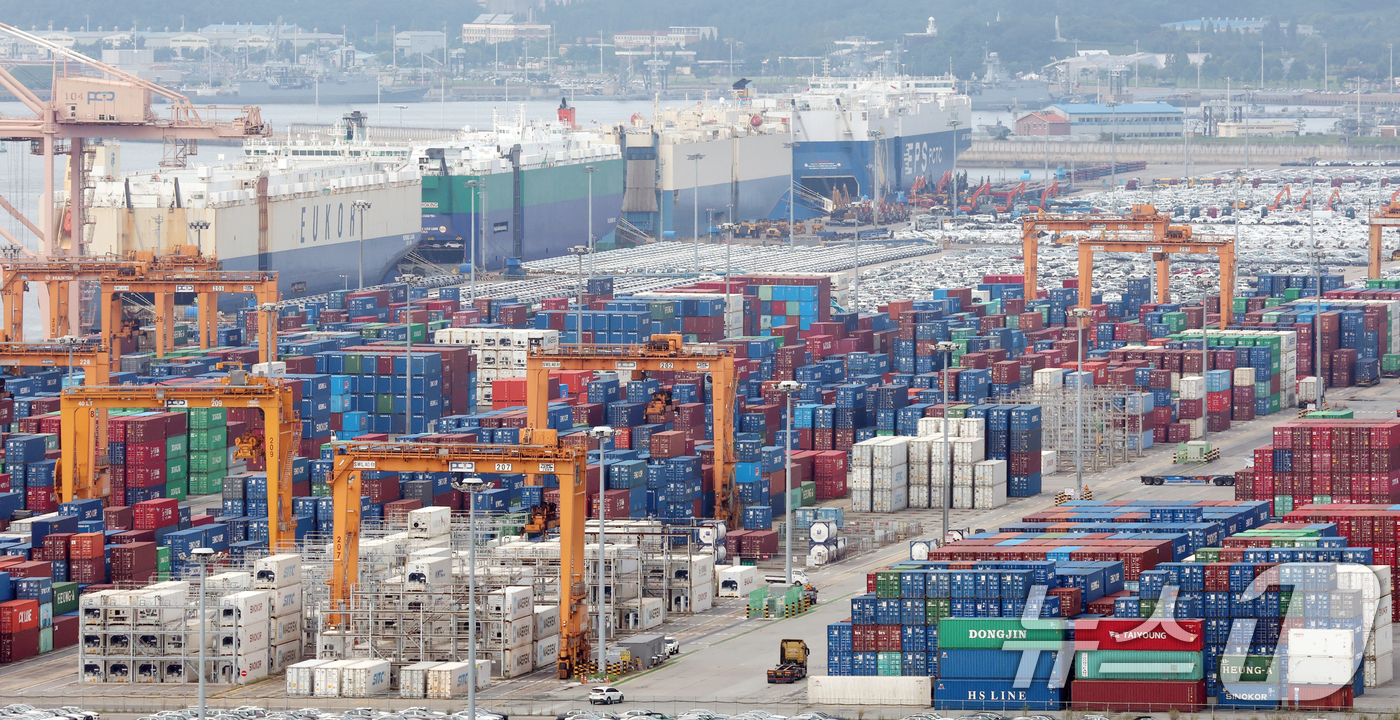 (평택=뉴스1) 김영운 기자 = 한국은행이 4일 발표한 '2025년 7월 국제수지'에 따르면 경상수지는 107억 8000만 달러 흑자를 기록하면서 27개월 연속 흑자 행진을 이어갔 …