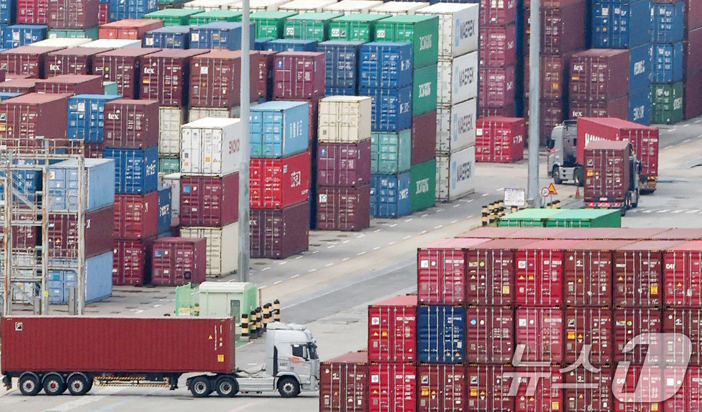 (평택=뉴스1) 김영운 기자 = 한국은행이 4일 발표한 '2025년 7월 국제수지'에 따르면 경상수지는 107억 8000만 달러 흑자를 기록하면서 27개월 연속 흑자 행진을 이어갔 …