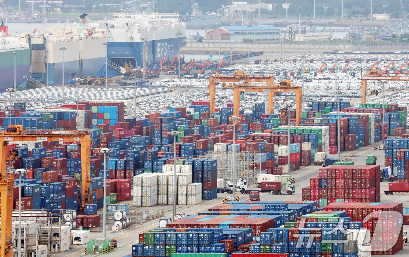 (평택=뉴스1) 김영운 기자 = 한국은행이 4일 발표한 '2025년 7월 국제수지'에 따르면 경상수지는 107억 8000만 달러 흑자를 기록하면서 27개월 연속 흑자 행진을 이어갔 …