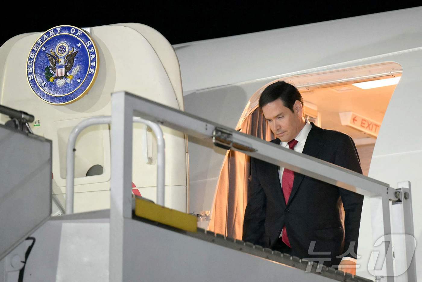 (키토 AFP=뉴스1) 심서현 기자 = 3일(현지시간) 마르코 루비오 미국 국무장관이 에콰도르 키토의 마리스칼 수크레 국제공항에 도착해 비행기에서 내리고 있다. 2025.09.03 …