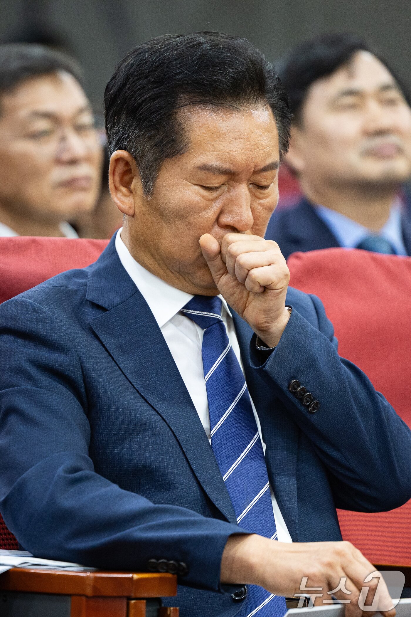 본문 이미지 - 정청래 더불어민주당 대표가 4일 서울 여의도 국회 의원회관에서 열린 동해안권 물 부족 문제 해결을 위한 정책토론회에서 헛기침을 하고 있다. 2025.9.4/뉴스1 ⓒ News1 유승관 기자