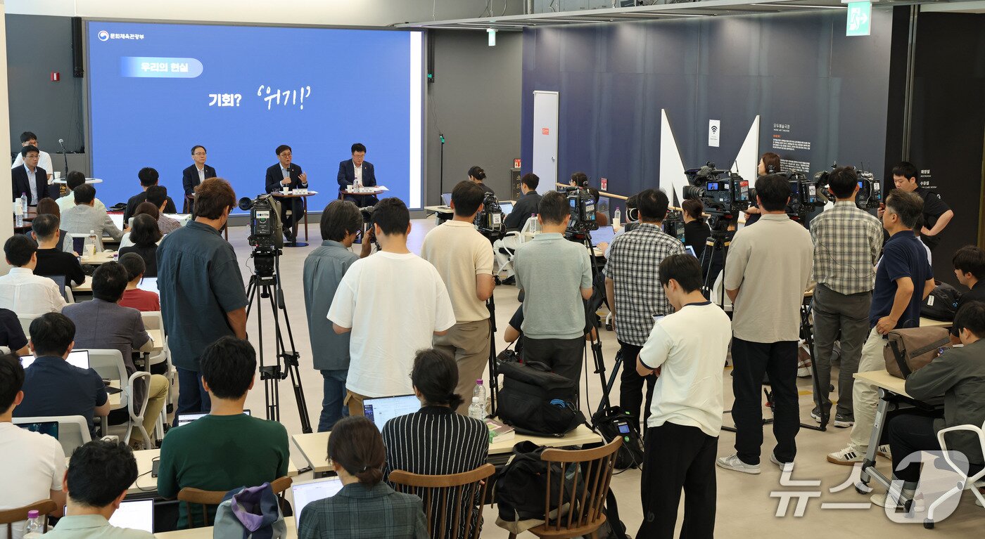 본문 이미지 - 최휘영 문화체육관광부 장관이 4일 서울 서대문구 모두예술극장 모두라운지에서 취임 한 달을 계기로 출입기자 간담회를 갖고 문체부 정책설명을 하고 있다.