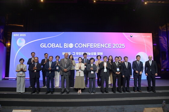 본문 이미지 -  3일 서울 강남구 그랜드 인터컨티넨탈 파르나스 서울호텔에서 열린 &#39;2025 글로벌 바이오 콘퍼런스&#39; 개막식 후 주요 참석자들이 단체 사진을 찍고 있다. 아랫줄에서 맨 오른쪽이 제프리 프랜서 부회장. &#40;식약처 제공&#41;