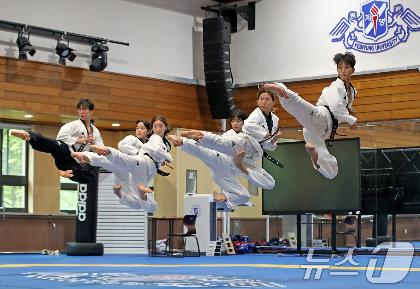 (대구=뉴스1) 공정식 기자 = '태권도의 날'인 4일 대구 달서구 계명대학교 성서캠퍼스 태권도센터에서 태권도학과 학생들이 발차기 연습에 구슬땀을 흘리고 있다.'태권도의 날'은 1 …