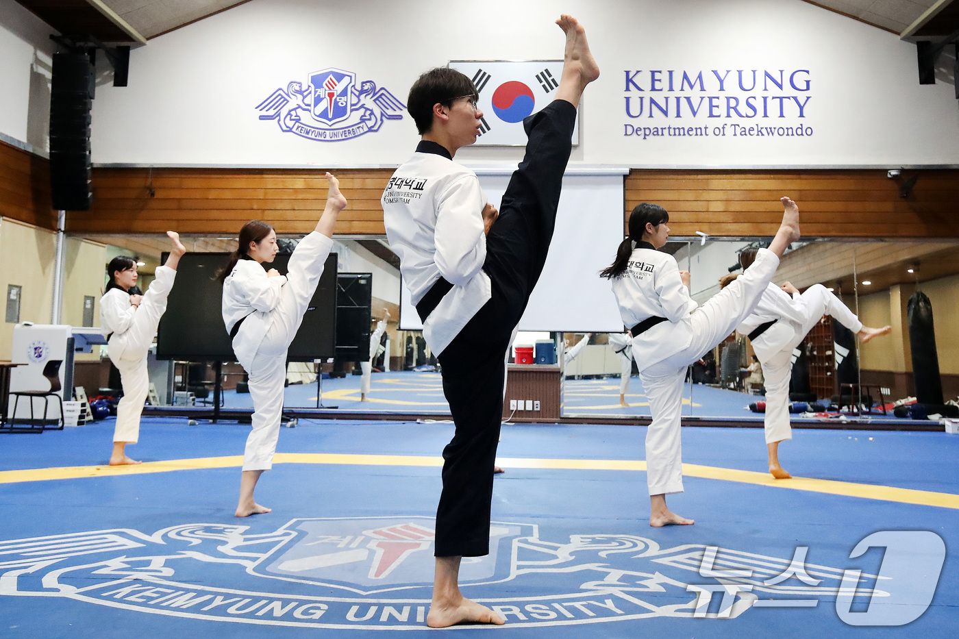 (대구=뉴스1) 공정식 기자 = '태권도의 날'인 4일 대구 달서구 계명대학교 성서캠퍼스 태권도센터에서 태권도학과 학생들이 품새 연습에 구슬땀을 흘리고 있다.'태권도의 날'은 19 …