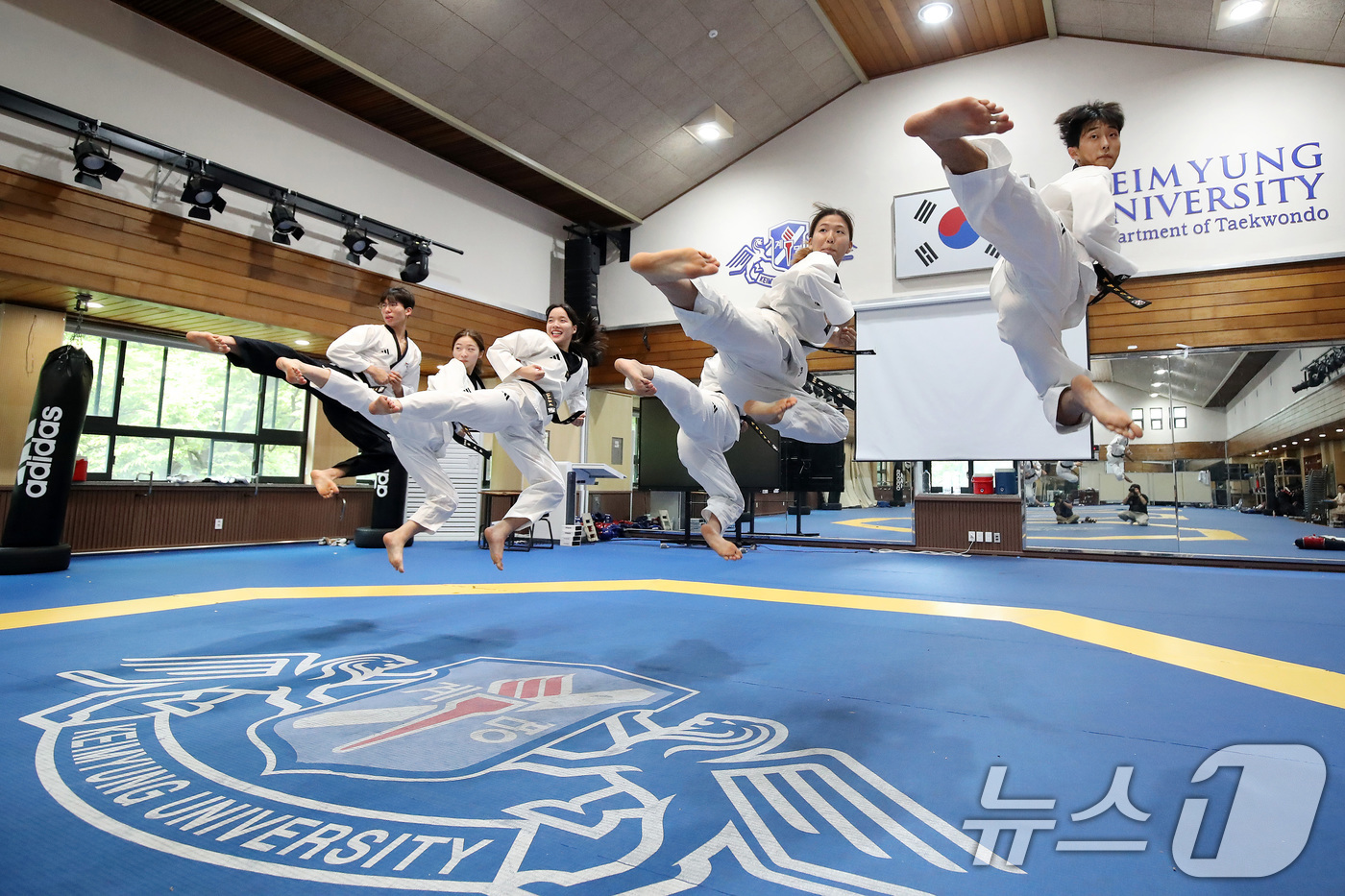 (대구=뉴스1) 공정식 기자 = '태권도의 날'인 4일 대구 달서구 계명대학교 성서캠퍼스 태권도센터에서 태권도학과 학생들이 발차기 연습에 구슬땀을 흘리고 있다.'태권도의 날'은 1 …