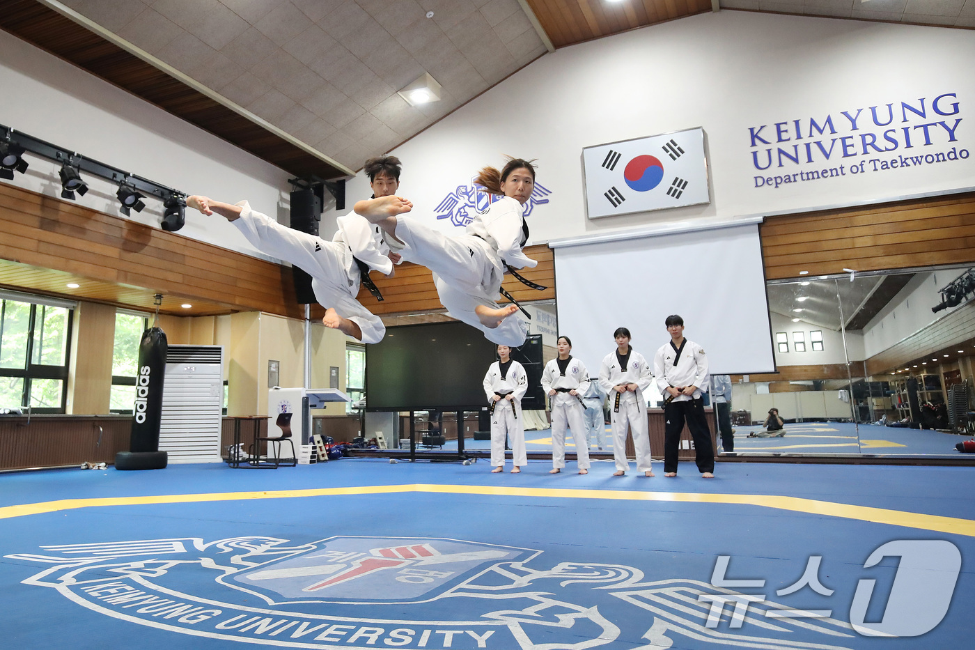 (대구=뉴스1) 공정식 기자 = '태권도의 날'인 4일 대구 달서구 계명대학교 성서캠퍼스 태권도센터에서 태권도학과 학생들이 발차기 연습에 구슬땀을 흘리고 있다.'태권도의 날'은 1 …