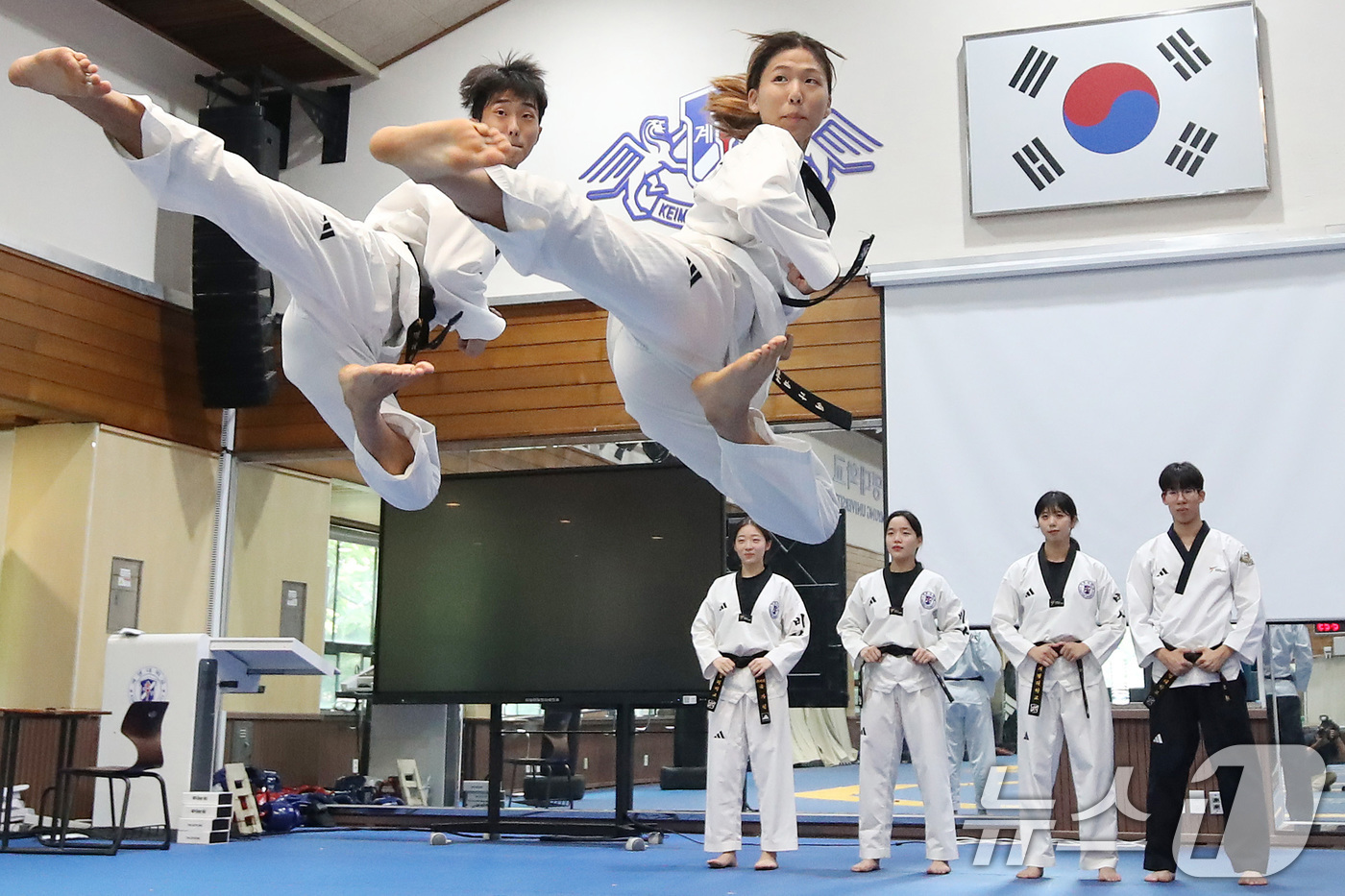 (대구=뉴스1) 공정식 기자 = '태권도의 날'인 4일 대구 달서구 계명대학교 성서캠퍼스 태권도센터에서 태권도학과 학생들이 발차기 연습에 구슬땀을 흘리고 있다.'태권도의 날'은 1 …