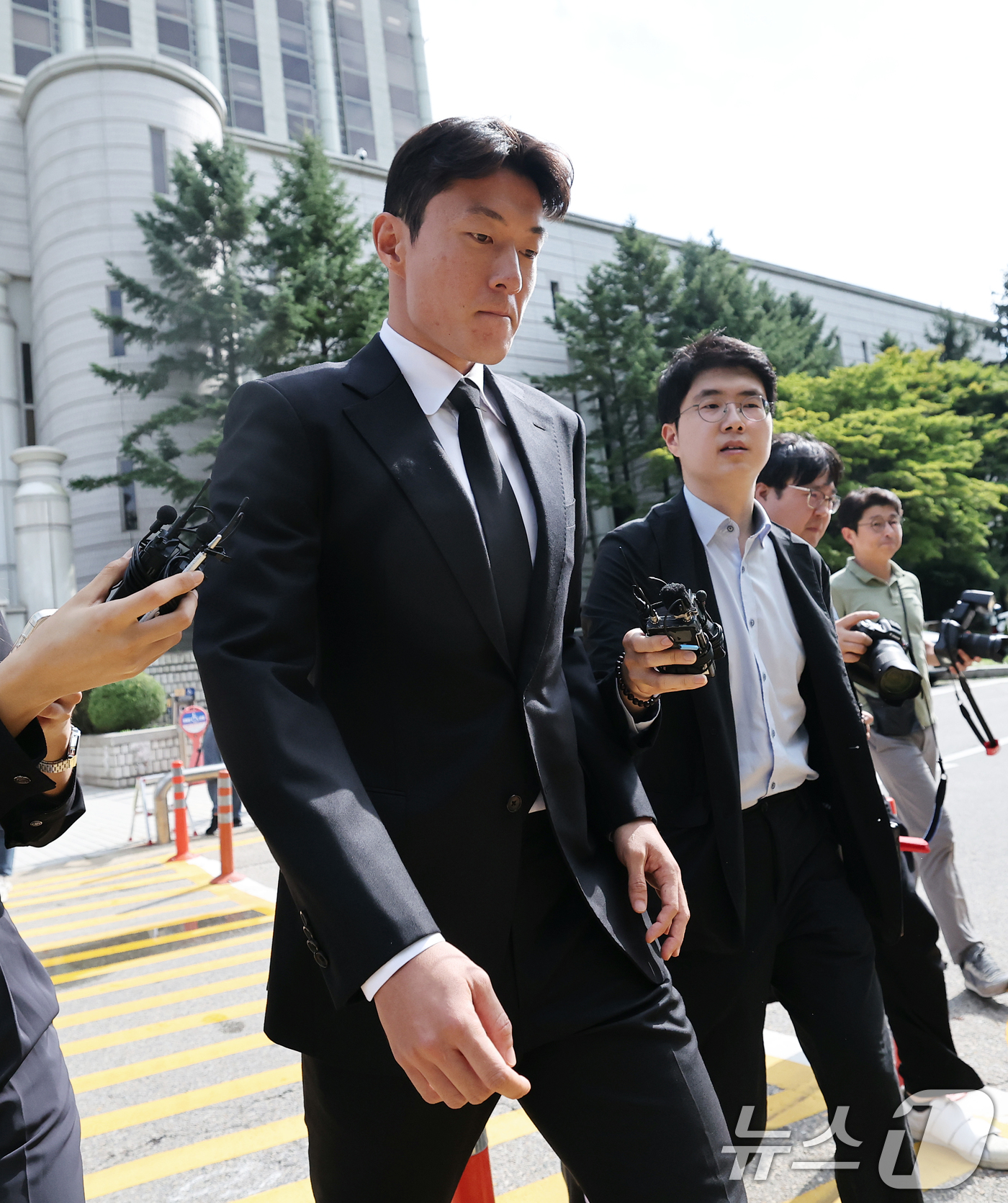 (서울=뉴스1) 오대일 기자 = '불법 촬영' 혐의를 받는 축구선수 황의조(33·알라니아스포르)가 4일 오후 서울 서초구 서울중앙지방법원에서 열린 성폭력범죄의처벌등에관한특례법위반( …