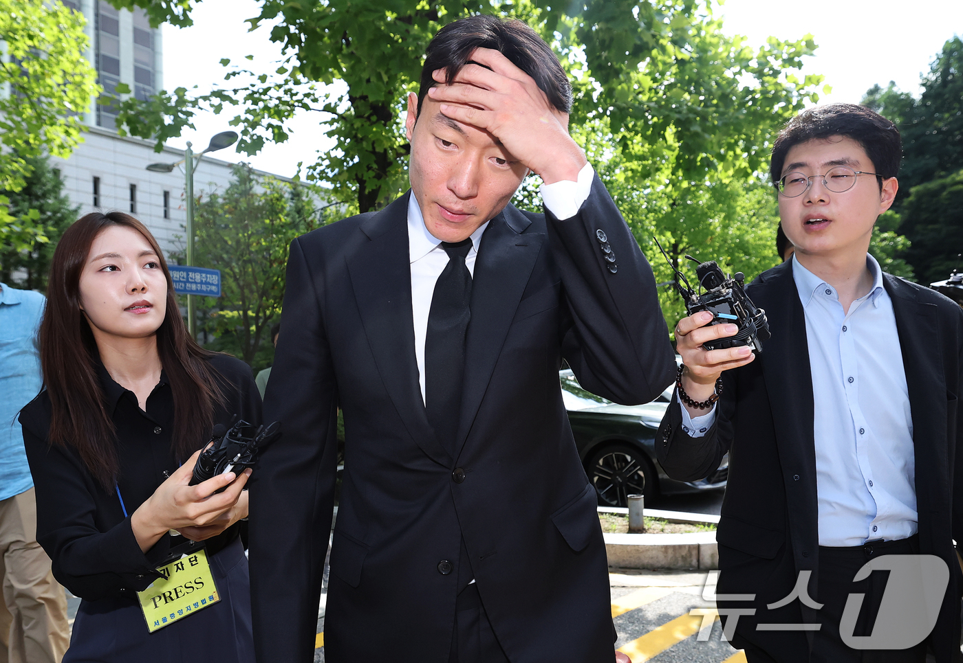 (서울=뉴스1) 오대일 기자 = '불법 촬영' 혐의를 받는 축구선수 황의조(33·알라니아스포르)가 4일 오후 서울 서초구 서울중앙지방법원에서 열린 성폭력범죄의처벌등에관한특례법위반( …