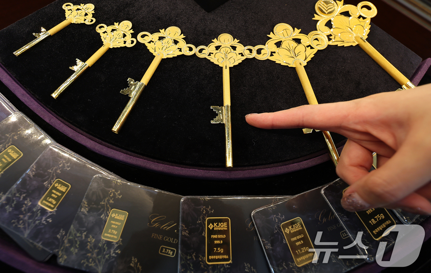 (서울=뉴스1) 장수영 기자 = 국제 금값이 최고치를 경신한 4일 오후 서울 종로구 한국주얼리금거래소에서 직원이 금 제품을 들어보이고 있다.미국시간 기준 3일 오후 금 선물 가격은 …