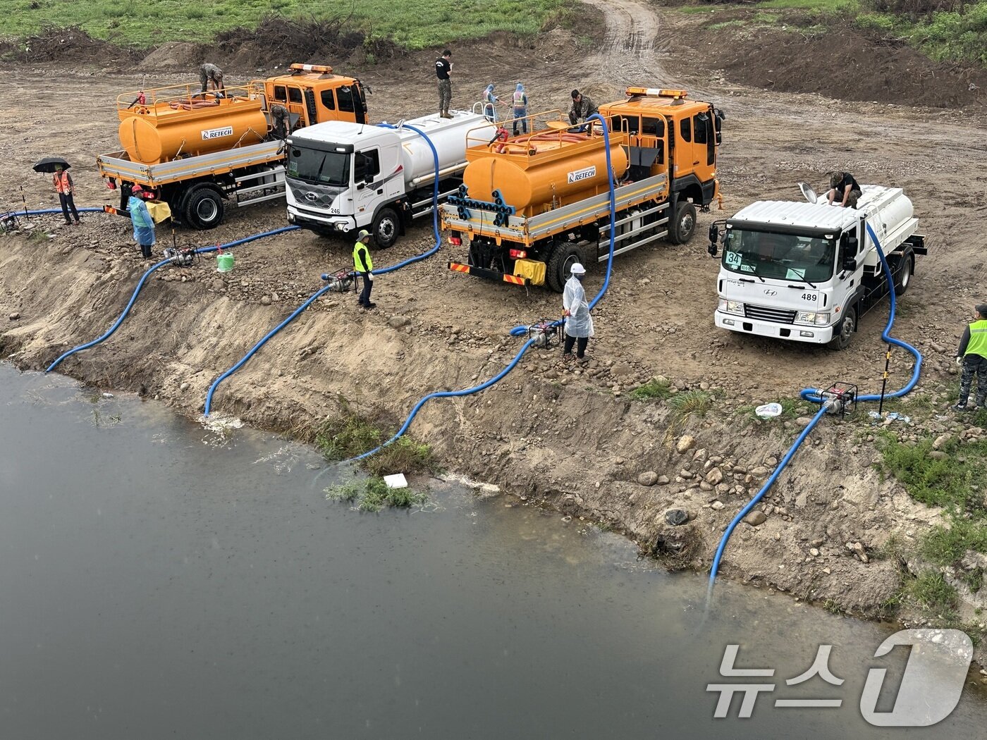 본문 이미지 - 군 장병 등이 오봉저수지로 급수를 위해 연곡천에서 물을 받고 있다. &#40;육군 제공. 재판매 및 DB 금지&#41; 2025.9.4/뉴스1