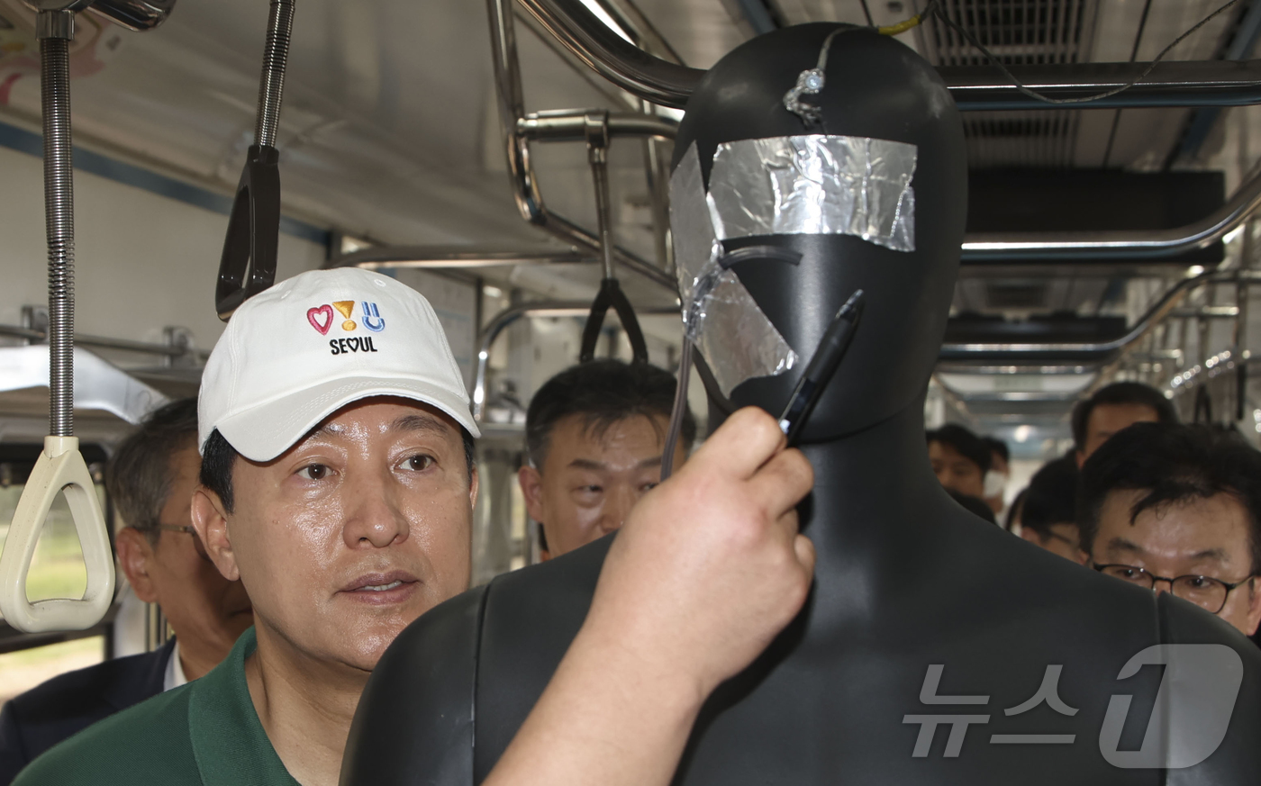 (서울=뉴스1) 김진환 기자 = 오세훈 서울시장이 4일 오후 경기 고양시 지축차량기지에서 열린 전동차 화재시연에서 현장을 둘러보고 있다. (공동취재) 2025.9.4/뉴스1