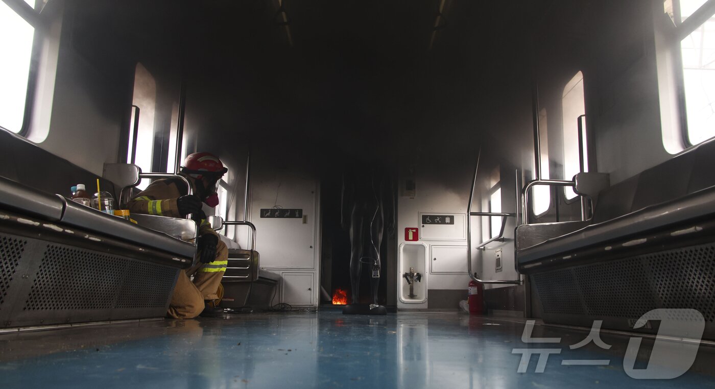 본문 이미지 - 4일 오후 경기 고양시 지축차량기지에서 열린 전동차 화재시연에서 객차 내부에 검은 연기가 가득 차고 있다. &#40;공동취재&#41; 2025.9.4/뉴스1 ⓒ News1 김진환 기자