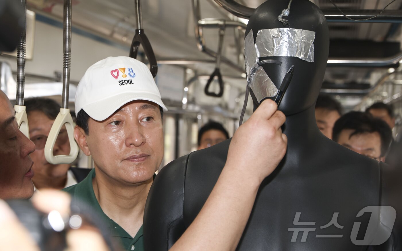 본문 이미지 - 오세훈 서울시장이 4일 오후 경기 고양시 지축차량기지에서 열린 전동차 화재시연에서 현장을 둘러보고 있다. &#40;공동취재&#41; 2025.9.4/뉴스1 ⓒ News1 김진환 기자