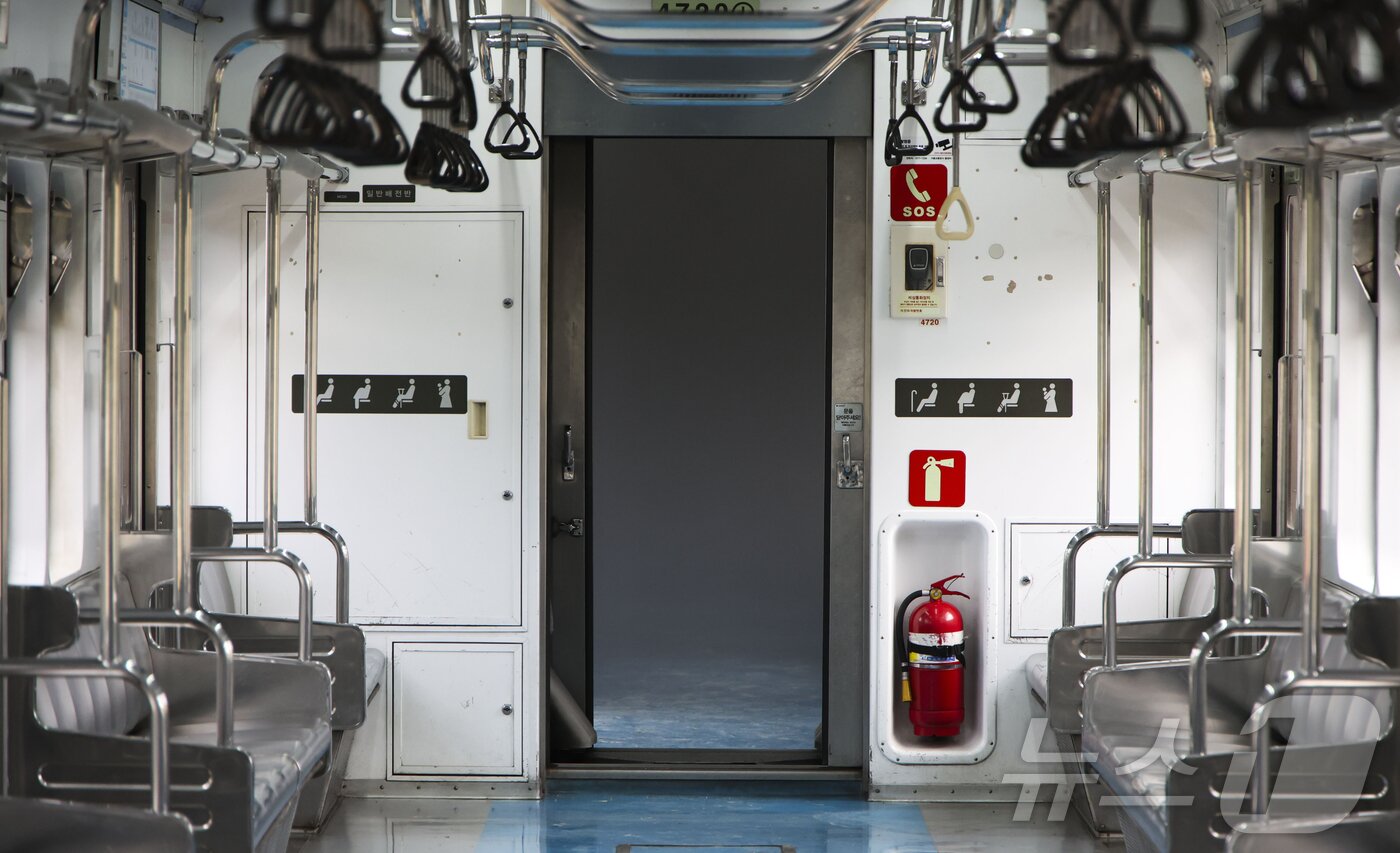 본문 이미지 - 4일 오후 경기 고양시 지축차량기지에서 열린 전동차 화재시연에서 객차 내부에 검은 연기가 가득 차고 있다. &#40;공동취재&#41; 2025.9.4/뉴스1 ⓒ News1 김진환 기자