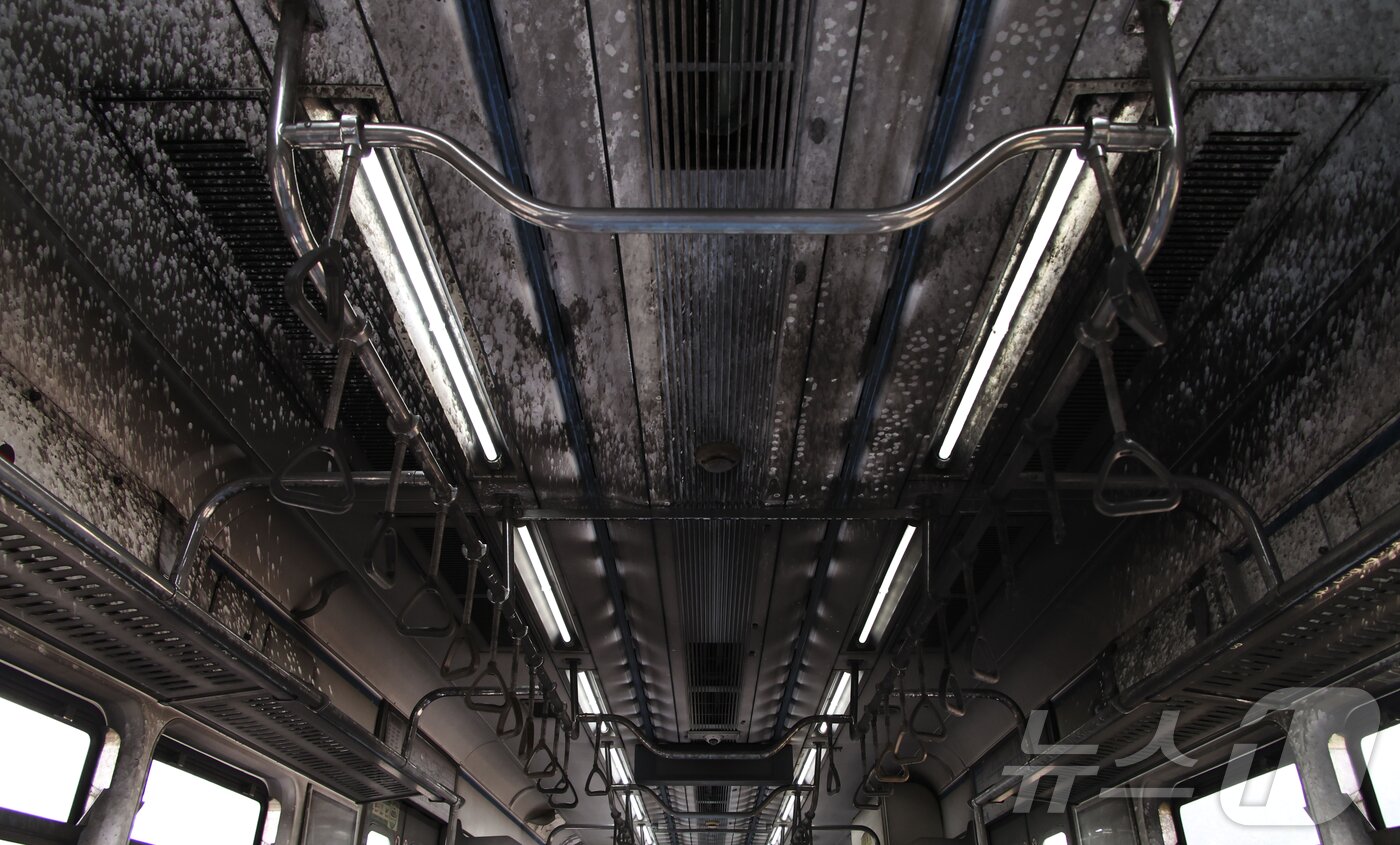 본문 이미지 - 4일 오후 경기 고양시 지축차량기지에서 열린 전동차 화재시연에서 객차 내부가 검게 그을려 있다. &#40;공동취재&#41; 2025.9.4/뉴스1 ⓒ News1 김진환 기자