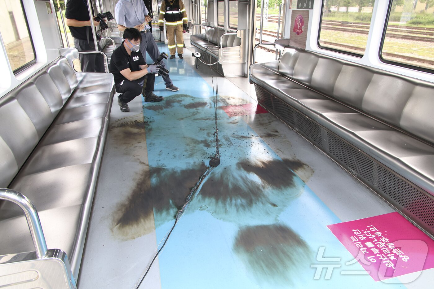 본문 이미지 - 4일 오후 경기 고양시 지축차량기지에서 열린 전동차 화재시연에서 객차 내부가 검게 그을려 있다. &#40;공동취재&#41; 2025.9.4/뉴스1 ⓒ News1 김진환 기자